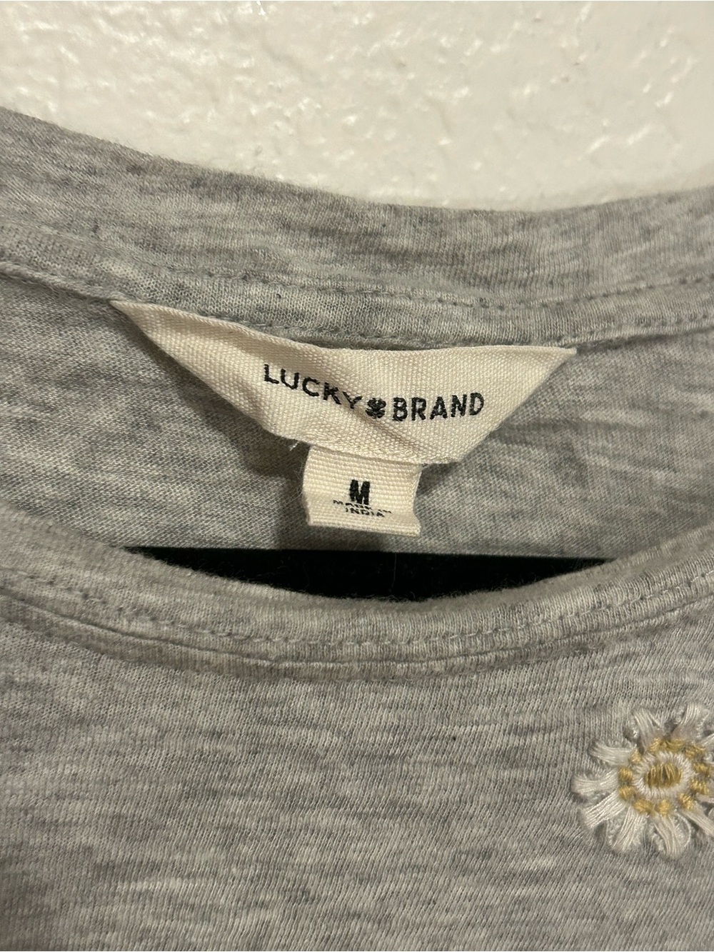Lucky Brand Heather Gray Embroidered Daisy Tee Size Medium Casual Boho Mom Wear - Picture 2 of 5